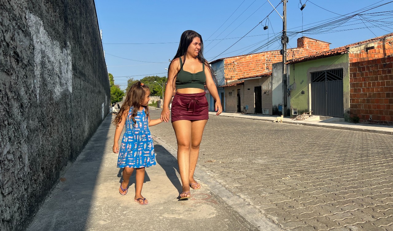 mulher e criança andam na rua urbanizada pelo Proinfra